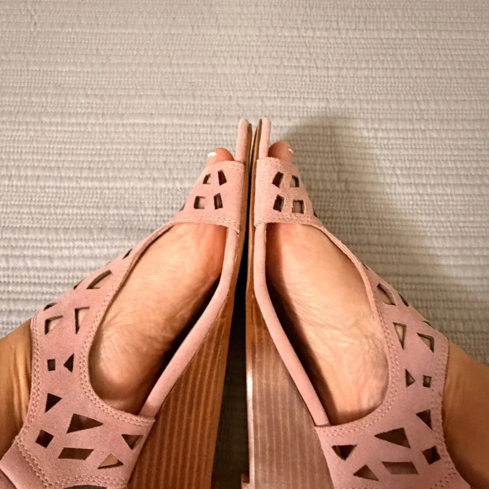 NEW Coldwater Creek Walk With Me Womens  Pink Suede Laser Cut Wedge Sandals 11M